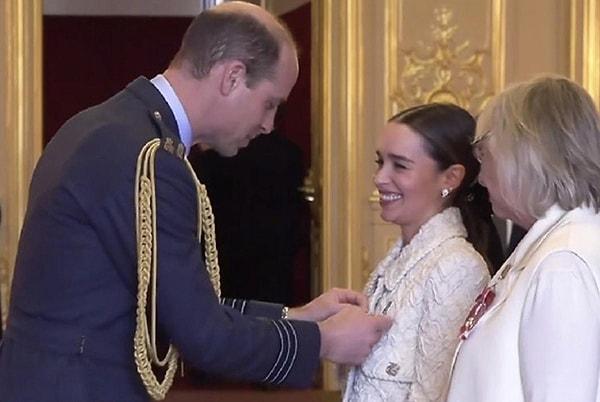 Having fully recovered from her illness, the Queen of Dragons from 'Game of Thrones,' Emilia Clarke, had an extraordinary meeting with Prince William! She was honored with a royal medal at Windsor Castle. Prince William presented Emilia Clarke with a distinguished honor at Windsor Castle, bringing together the Mother of Dragons with royalty.