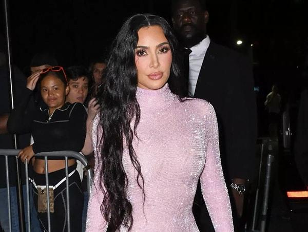 Şimdi görselde görmüş olduğunuz Kardashian familyasının en tanınan bireyi Kim Kardashian, 1.57 boyuyla gitmiş kendine bir Cybertruck almış.