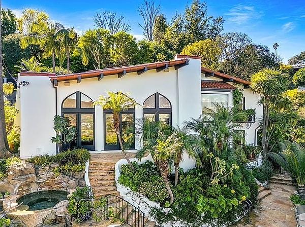 O zamanlar 3 milyon dolara satın aldığı Hollywood Hills'te bulunan İspanyol esintileri bulunan evini satmak için ise 3,8 milyon dolar istiyor.