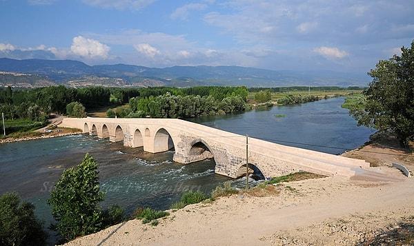 13. yüzyılda Selçuklular tarafından Tokat'ın Niksar ilçesinde bulunan 8 kemerli Talazan Köprüsü'ne sprey boya ile yazı yazıldı.
