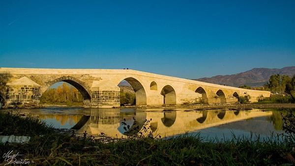 Selçuklu dönemine ait Talazan Köprüsü, Niksar'a 15 km uzaklıkta, Kelkit Çayı üzerinde bulunuyor. 5.5 metre genişliğinde ve 161 metre uzunluğunda olan bu köprü, tarihi İpekyolu üzerinde yer alıyor ve yüzlerce yıl boyunca ulaşımı sağladı. Günümüzde köylerin ulaşımı için kullanılan köprü, turistlerin de ilgisini çekiyor.