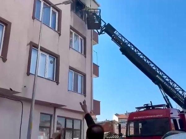 Yangın Gönen ilçesinde bulunan bir apartmanın en üst katındaki dairede meydana geldi. Kısa sürede büyüyen yangına ilk müdahaleyi çevredeki yurttaşlar yaptı.