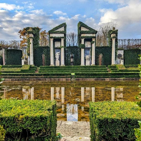 Barok tarzı bir şato olan evin bahçesi ise 17. ve 18. yüzyıl Fransız sanatının örnekleri ile süslü. Dünyanın dört bir yanından bahçıvanlar bu evin bahçesini görmek için ziyarete geliyorlar.