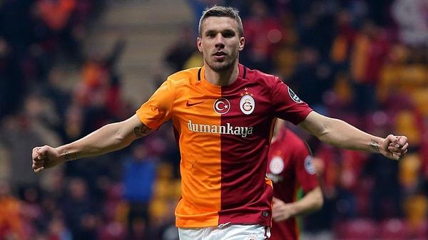 Galatasaray'da 2015-2017 yıllarında forma giyen Lucas Podolski Türk döneri sayesinde hatırı sayılır bir servet edindi.