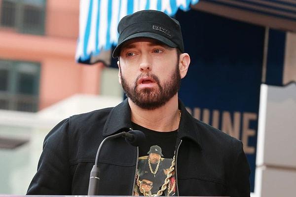 51 yaşındaki rapçi Eminem ise perşembe günü bir Instagram gönderisinde  eski model cihazı kullanırken ve telefonun küçük klavyesinde yazı yazarken görüldü.