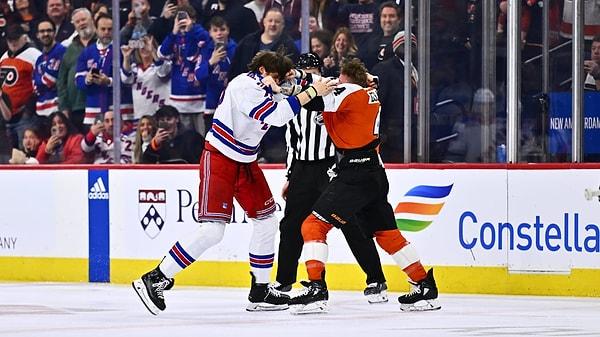 Maçın yıldızlarından New York Rangers'ın Kanadalı oyuncusu Matthew Rempe ve Philadelphia Flyers'ın oyuncusu Nicolas Deslauriers, birbirine girdi.