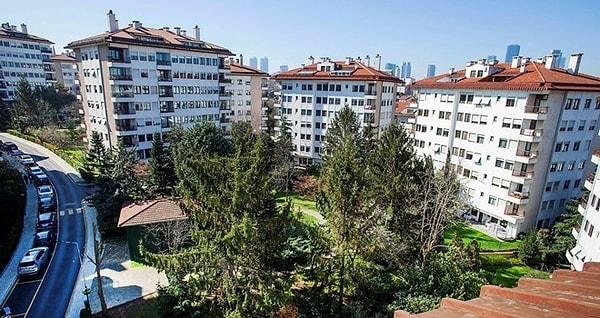 100 metrekarelik bir dairenin Beşiktaş'ta en düşük ödediği aidat 4.100 TL seviyesinden olurken, Şişli'de 3.300 lira, Kadıköy'de 2.800 lira, Sarıyer ve Üsküdar'da 2.700 lira, Ataşehir'de de 2.600 lira olarak görülüyor.