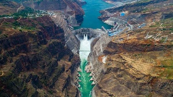 9. Çin'in güneybatısında, Yalong Nehri boyunca yükselen devasa Baihetan Barajı, dünyanın en büyük hidroelektrik santrali olma hedefiyle heyecan uyandırıyor.