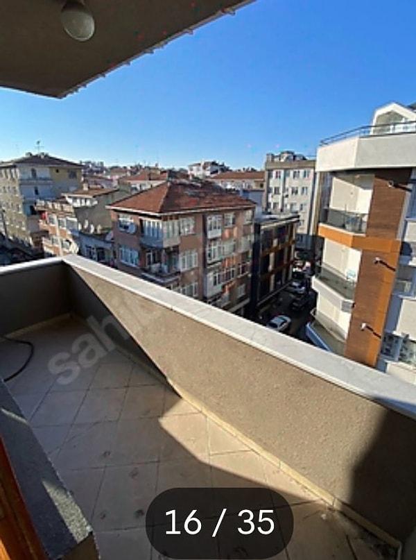 İstanbul'daki evin manzarası Türkiye'nin hemen hemen her yerinde aynı olan bir mahalle arasıydı.