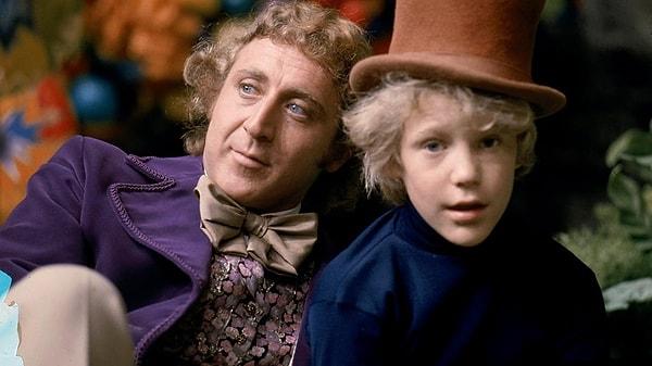 18. Willy Wonka & the Chocolate Factory: Tünel sahnesinde bir tavuğun başının kesilmesi.
