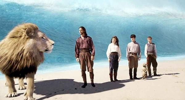 Yönetmen, çocukken Narnia'nın büyülü dünyasının içindeki paradoksları kabullenmenin eserin çekiciliğinin bir parçası olduğunu belirtti.