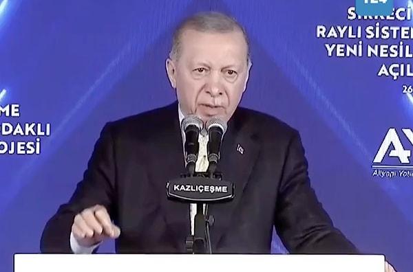 "Şu anda ülkeyi kimler yönetiyor? Bizler yönetiyoruz. İstanbul'da bulunan zat, böyle bir imkana sahip mi? Değil!” diyen Erdoğan'ın sözleri üzerine, Ekrem İmamoğlu'nun "Engelleniyoruz." açıklaması hatırlandı.