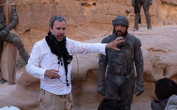 Denis Villeneuve, iki saat kırk altı dakika süren Dune 2'nin süresi hakkında yapılan eleştirilere karşın bu konudaki tartışmaları anlamsız buluyor. Yönetmene göre Warner Bros Pictures'ın filmi kısaltma yönünde bir talebi olmamış, aksine neredeyse tam tersi bir durum söz konusu olmuş.
