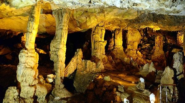 Tokat'ın Pazar ilçesine bağlı Ballıca köyündeki Ballıca Mağarası, 1085 rakım yükseklikte bulunuyor. Mağaranın içinin sıcaklığı yaz ve kış aylarında ortalama 18 derece olurken, nem oranı ise yine yıl boyunca ortalama yüzde 54 dolaylarında seyrediyor.