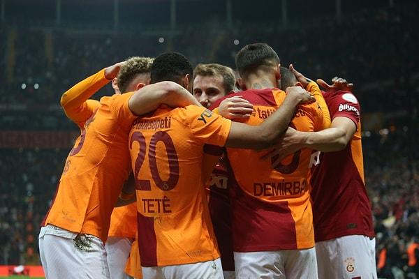 Sarı-kırmızılılar, 12. dakikada Kerem Aktürkoğlu'nun penaltıdan attığı golle öne geçti. 33'te Antalyaspor, Sander Streek ile skora denge getirdi.