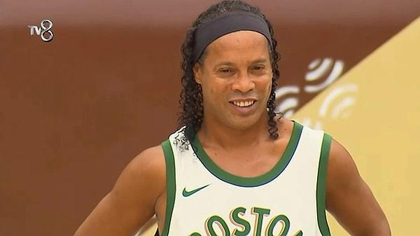 12. Acun Ilıcalı'nın ayak voleybolu oynaması için Survivor'a getirdiği dünyaca ünlü futbolcu Ronaldinho'ya ödediği para ortaya çıktı.