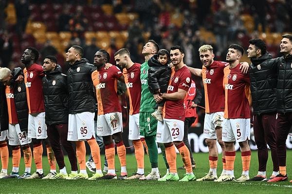 Galatasaray, Süper Lig’de karşılaştığı Antalyaspor’u kendi sahasında 2-1’lik skorla mağlup ederek haftayı bir kez daha lider tamamladı.