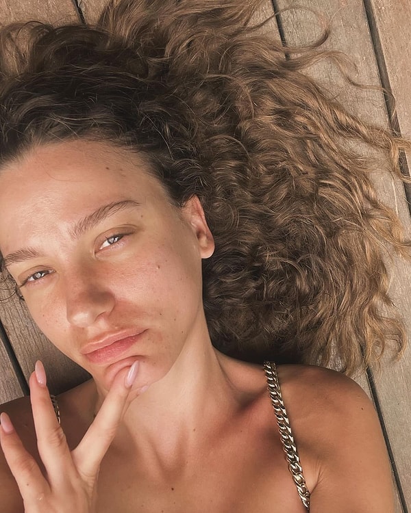 Ancak Serenay Sarıkaya, Bali'de kafasını dinlediği yalnız bir tatilde şu an.