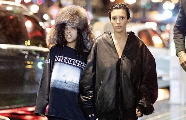 Kanye West'in eşi Bianca Censori, Pazar gecesi 10 yaşındaki kızı North West ile Fransa'nın başkenti Paris'te üvey annelik görevini üstlenirken görüntülendi...