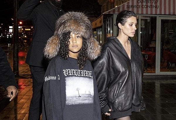 29 yaşındaki Censori'nin her zamankinden daha "kapalı" bir kıyafet tercih etmesi dikkatlerden kaçmadı. 46 yaşındaki Kanye ve 43 yaşındaki eski eşi Kim Kardashian'ın en büyük çocuğuyla çıktığı akşam yemeğinde model alışılmadık bir şekilde giyinmişti.
