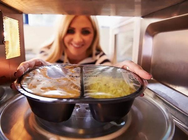 15. Mikrodalga fırında makarna ısıtıyorsanız ve sos eklemek istiyorsanız, önce sosu tabağa dökün. Böylece sos daha hızlı ve daha iyi ısınacak ve mikrodalga fırının içine sıçramayacak.