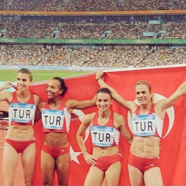 Son günlerde de Survivor yarışmacıları Merve Aydın, Pınar Saka ve Nagihan Karadere'nin olimpiyat fotoğrafı viral oldu.