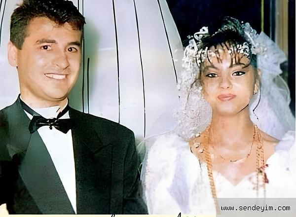 Goygoya hemen geleceğiz fakat Ebru Gündeş'in dördüncü kez gelinlik giymesinin neden dillere düştüğünü özetleyelim önce! Sesi kadar özel hayatıyla da gündem olan Ebru Gündeş, ilk evliliğini 1990 yılında Hamdi Vardar'la yapmıştı. Ve bu evlilik bir yıl bile sürmemişti.