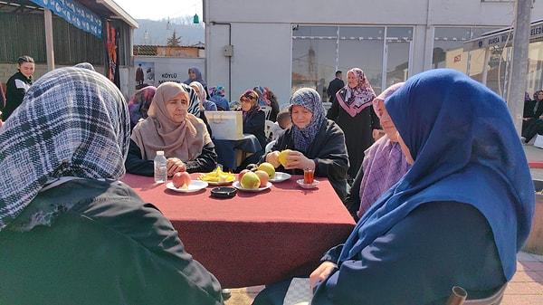 Bursa'nın 800 nüfuslu kırsal Dipsizgöl Mahallesi’nde yılda 1 gün tekrarlanan geleneğe göre, kadınlar gün boyunca dışarıda ve kahvehanede oturup, oyun oynayıp sohbet ediyor.