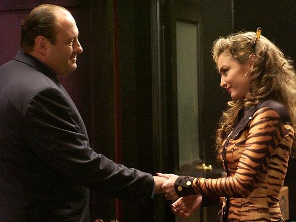 The Sopranos dizisinde Adriana La Cerva karakterini canlandıran Amerikalı oyuncu Drea de Matteo'yu hepiniz az çok biliyorsunuzdur. Kendisi 1999-2007 yılları arasında HBO'da ekranlara gelen dizideki bu rolüyle tüm dünyada tanınmıştı.