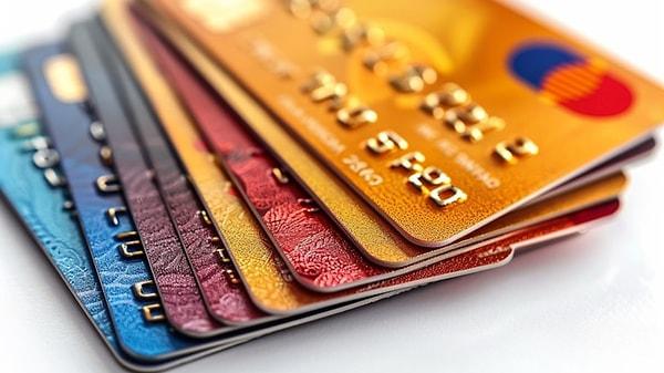 Kredi kartlarıyla alışverişlerin azalmasına yönelik, önlemlerin nasıl süreceği merak edilirken, nakit avanslarda taksit limiti ve sayısı düşürülmüştü. Ardından hafta sonu Resmi Gazete’de yayımlanarak kredi kartı faiz oranları da