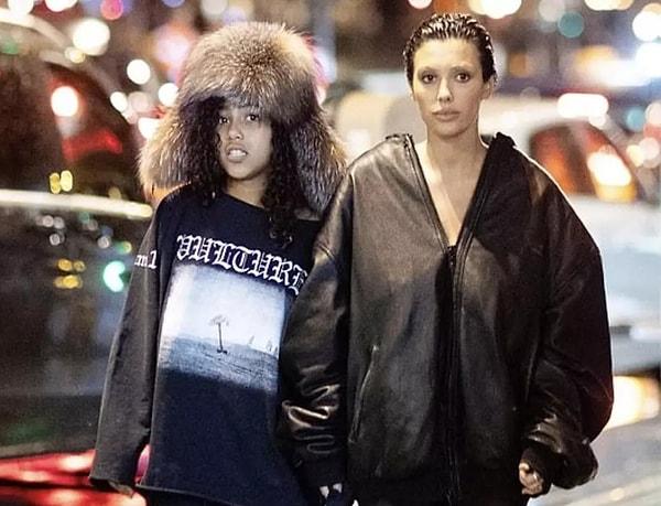 İlginçtir ki, geçtiğimiz Pazartesi gecesi Bianca, Kanye'nin 10 yaşındaki kızı North'u yemeğe götürürken alışılmadık bir şekilde giyinmişti. Söylentilere göre, Kanye'nin eski eşi Kim Kardashian ona Bianca'nın çocuklarının yanında böyle giyinmesine asla izin vermemesi talimatını vermiş.