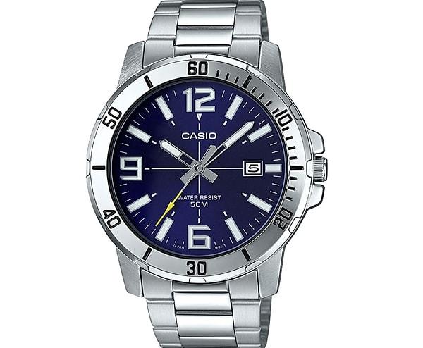 Casio'nun klasik modeline ait olan bu erkek kol saati, gümüş rengiyle dikkat çekiyor.