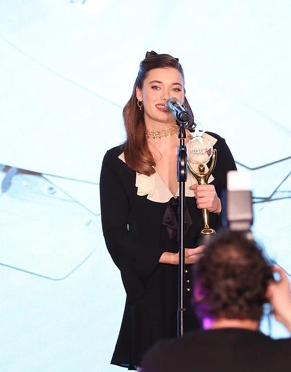 Belki denk gelmişsinizdir, Yalı Çapkını'nın biricik başrolü Afra Saraçoğlu, dün Ayaklı Gazete Ödülleri gecesinde "en iyi kadın oyuncu" ödülünü kazandı.