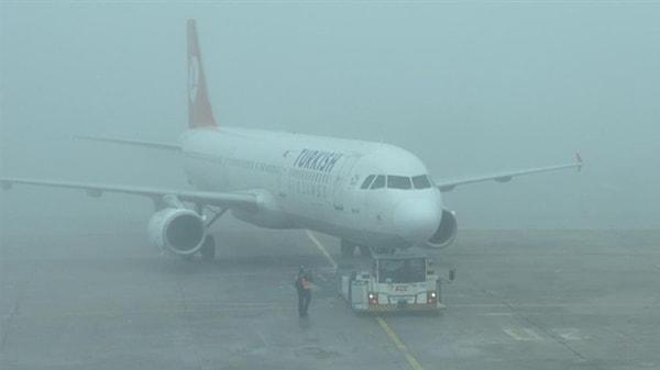 Havalimanı İşletmecisi HEAŞ'tan yapılan açıklamada, İstanbul'da beklenen sis nedeniyle MADKOM kararıyla uçuşlarda azaltmaya gidildiği belirtilerek, şöyle denildi: