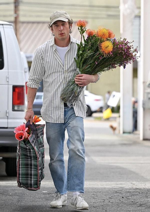 Geçtiğimiz gün, çiçek pazarından ayrılırken kameralara yakalanan Jeremy Allen White yakışıklı oyuncu Kıvanç Tatlıtuğ'un canlandırdığı Kuzey karakterine benzetildi!