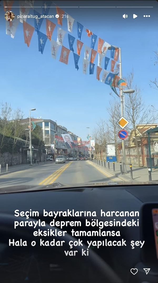 Aracından paylaşım yapan ve sokağın halini çeken Pınar Altuğ, seçim bayraklarını görünce deprem bölgesine atıfta bulunarak "Çok üzgünüm ya" dedi.