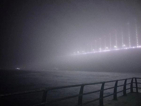 İstanbul boğazında etkili olan yoğun sis deniz ulaşımını olumsuz şekilde etkiledi.