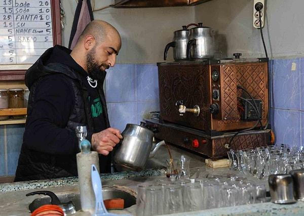 Adana'nın Seyhan ilçesine bağlı Barbaros Mahallesi’nde kahvehane işleten Zeki Akkurt, müşterilerinin sıklıkla tartışması ve aralarının bozulması üzerine iş yerine bazı kurallar getirdi.
