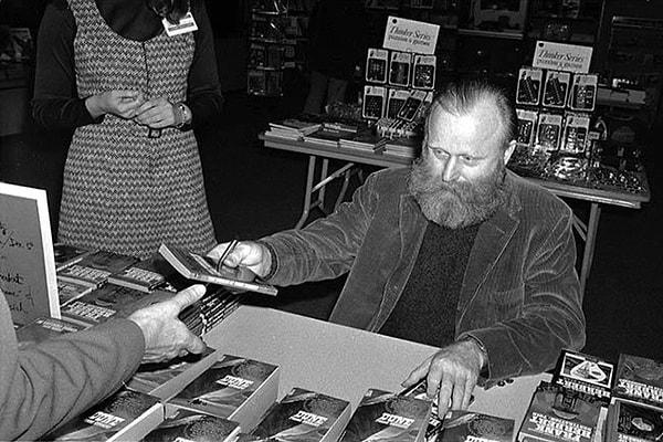 Frank Herbert'ın Dune'u, Timothée Chalamet'in Denis Villeneuve'un popüler Dune serisinde Paul Atreides olarak başrol oynamadan önce 50 yıldan fazla bir süre önce yayımlandı ve bu bilim kurgu distopya dünyasında ilk romandan sonra birkaç kitap daha geldi.