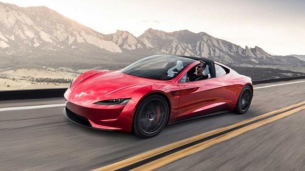 Musk, Roadster'ın 0'dan 100 km/s hıza sadece 1 saniyenin altında ulaşabildiğini belirtti. Resmi Tesla sitesinde ise Roadster'ın 0'dan 100 km/s hıza 2.1 saniyede çıkabildiği bilgisi yer alıyor.