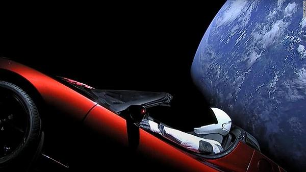 Elektrik motoru Tesla tarafından geliştirilen Roadster altı yıl önce de Falcon 9 roketiyle uzaya fırlatıldı ve aracın sürücü koltuğuna uzay kıyafeti giymiş Starman adı verilen bir model oturtuldu.
