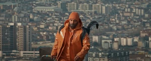 Netflix yapımı 'Kuvvetli Bir Alkış', varoluşsal sancılar çeken bir adamın, bir portakalın içinde yaşadığı önceki hayatını özlemesini konu alıyor.