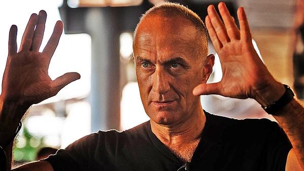 Yönetmen Stefano Sollima'nın çekimleri henüz tamamlanan 4 bölümlük Netflix suç dizisi Il Mostro'yu tanımlamak için 'Çok güzel ve çok zorlayıcı.' ifadelerini kullandı.