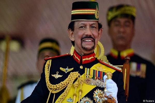 2. Brunei Sultanı Hassanal Bolkiah: Serveti 28 milyar dolar.
