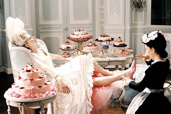 Birçok kullanıcı Gary Pilnick'in sözlerini ayrıca devrim öncesi Fransa’nın son kraliçesi olan Marie Antoinette'nin "Ekmek bulamıyorlarsa pasta yesinler” sözlerine benzetti.