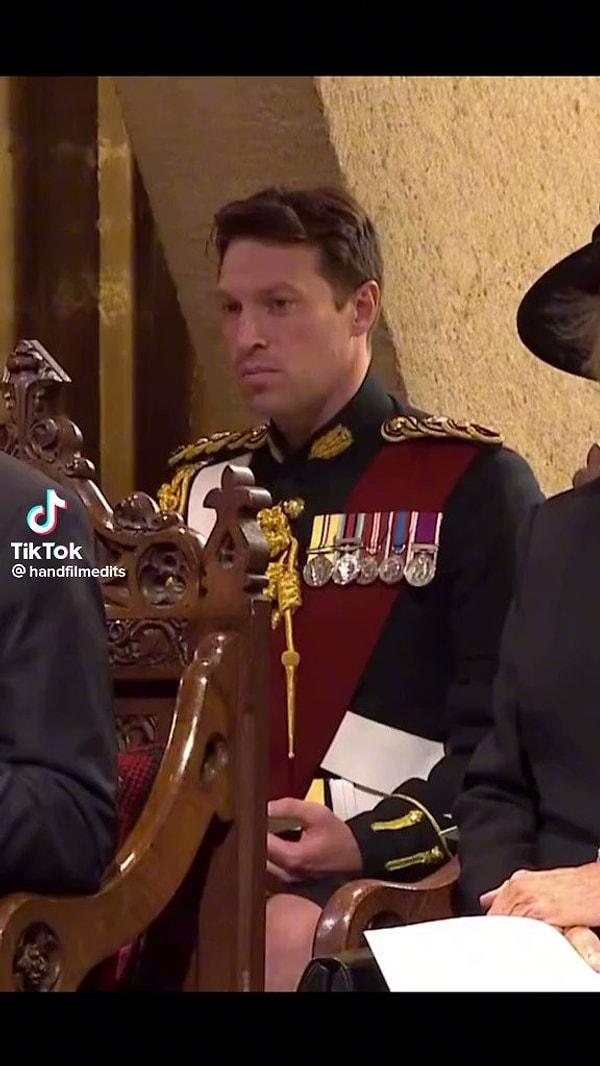 Şaka bir yana her fazla ilginin de bir bedeli var. İngiliz basınına yansıyan haberlere göre Teğmen Jonathan Thompson, kendisine yönelen ilgiden aşırı rahatsız olup Buckingham Sarayı'nda daha az görünür bir göreve geçmiş.