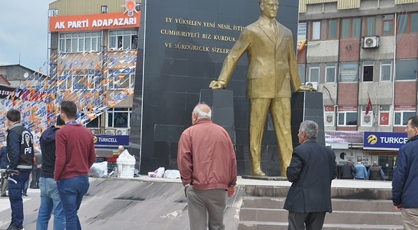 Akyazı Belediyesi ekipleri, zarar gören heykelin çevresini güvenlik şeridine alarak tadilat çalışması başlattı.