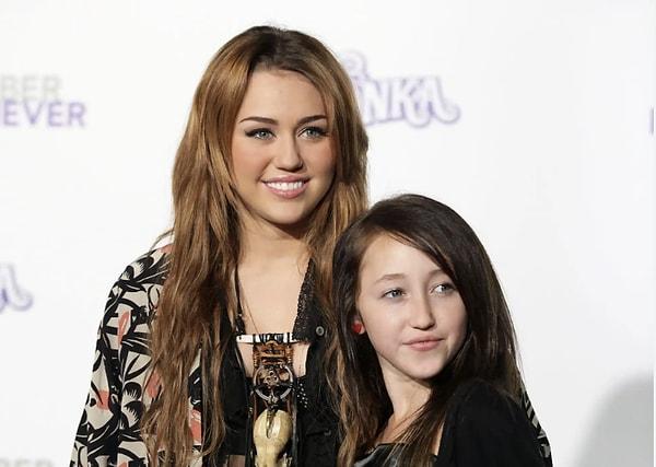 Çocukluğunda Miley Cyrus izleyerek büyümüş çoğu kişi şarkıcının 2000 doğumlu kız kardeşi Noah Cyrus'u duymuştur. Ablasının izinden giden Noah günümüzde oyunculuk ve şarkıcılıkla ilgileniyor.