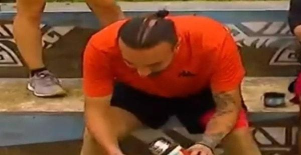 Yarışmanın ilk zamanlarında Sercan ektirdiği saçları goygoycuların diline düşmüştü.