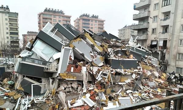 Depremde 35 kişiye mezar olan Ezgi Apartmanı ile ilgili davanın görülen duruşmasında gergin anlar yaşandı.